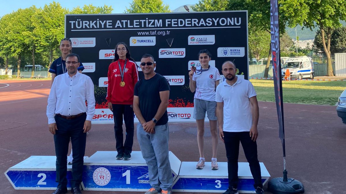 Bursa'da Yapılan U18 Turkiye Şampiyonasında Sporcumuz Fatma Altun 800 Metre Yarışında Türkiye 3.sü Oldu